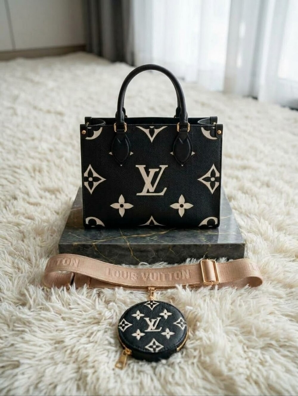 New LV OnTheGo Monogram Tote With Coin Purse & Strap